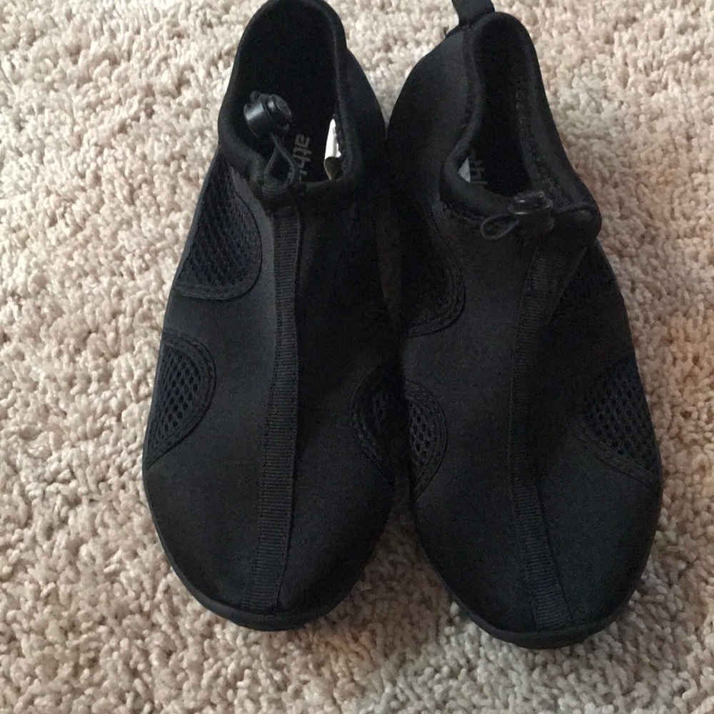 Swimming shoes with draw strap